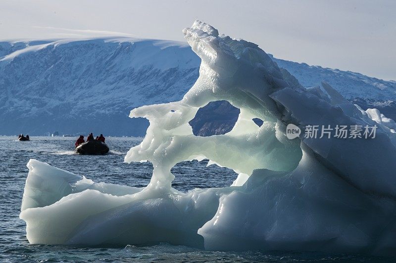 风、温暖、天气和洋流将冰山塑造成奇异的形状，吸引着乘坐Zodiac摩托化橡皮艇的探险游轮MV Sea Spirit (Poseidon Expeditions)的乘客